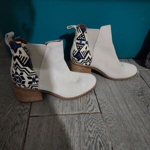 Toms Aztec Cream Ankle Booties with (Very Small Flaws) See Pics!